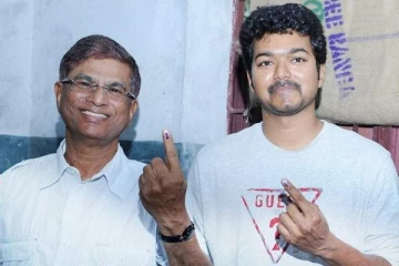 இளைய தளபதி பட்டம் எனக்கு சொந்தம்.. விஜய் அப்பாவிடம் சண்டை போட்ட நடிகர்