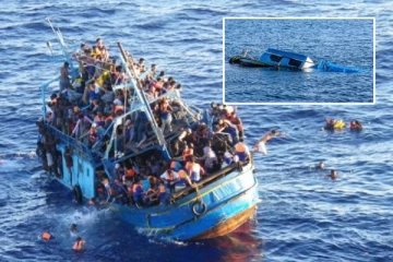 கிரீஸில் அகதிகள் படகு விபத்துக்குள்ளானதில் 7 பேர் உயிரிழப்பு