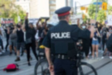 கனடாவில் மாணவர்களிடம் அத்துமீறிய ஆசிரியர் கைது