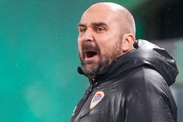 පාපන්දු තරඟයක් අතරතුර සියලු ක්රීඩකයන් පිටියේ හඬා වැළපෙයි - මෙන්න හේතුව | Football Match Halted After Players Collapse පාපන්දු තරඟයක් අතරතුර සියලු ක්රීඩකයන් පිටියේ හඬා වැළපෙයි - මෙන්න හේතුව | Football Match Halted After Players Collapse