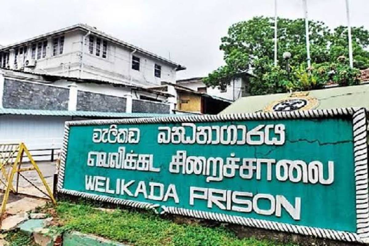 வெலிக்கடை சிறைச்சாலையில் அடைக்கப்பட்ட முன்னாள் அமைச்சர் : வழங்கப்பட்டன ஐம்பர், தகர கோப்பை | In Piyankaras Hand Are Two Jumpers A Tin Plate வெலிக்கடை சிறைச்சாலையில் அடைக்கப்பட்ட முன்னாள் அமைச்சர் : வழங்கப்பட்டன ஐம்பர், தகர கோப்பை | In Piyankaras Hand Are Two Jumpers A Tin Plate