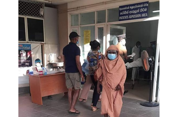 வைத்தியசாலையில் உள்ள இந்து மகளிர் கல்லூரி அதிபரை நலம் காண சென்ற அதீன குரு! (Photo) | Trincomalee Hindu College Principal Attack