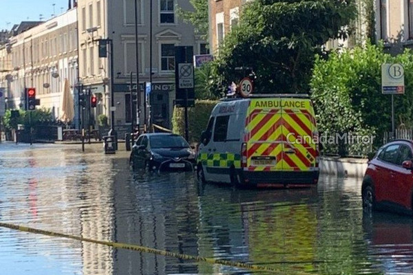 லண்டன்  சாலைகளில்  பெருக்கெடுத்தோடிய  தண்ணீர் ! | Giant Water Pipe Bursts Water Surges Up To 4 Feet