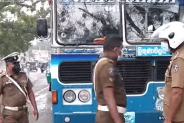 ලංගම බසය ඉස්සර කරන්න නොදුන්,පෞද්ගලික බස් රථයේ රියදුරුට හා කොන්දොස්තරට ලංගම බසයේ මගීන් එළව එළවා පහර දෙයි..දෙදෙනා ආරක්ෂාව පතා පොලීසියට දුවලා..දර්ශන සියල්ල මෙන්න..(VIDEO)