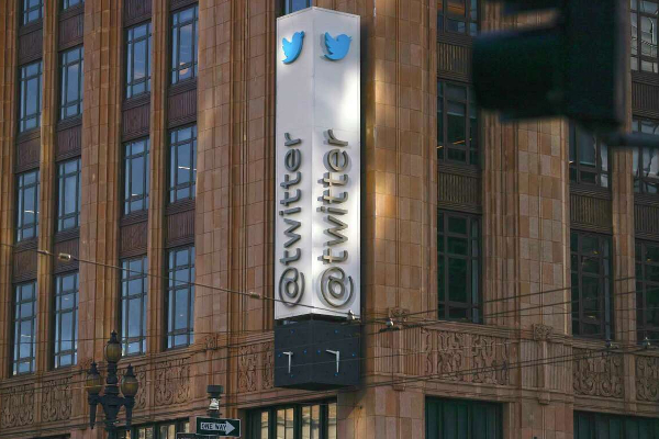 ட்விட்டரால் திண்டாடும் எலன் மஸ்க் ஏலத்திற்கு வந்த பொருட்கள்! | Auction Of Twitter Products