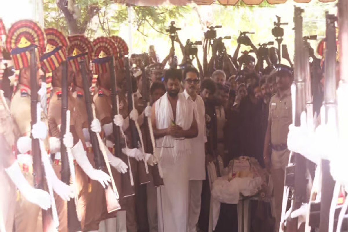 பாக்யராஜ் இறுதி ஊர்வலத்தில் நடிகை ராதிகா செய்த வேலை! காணொளி வைரல் | Actress Radhika Bhagyaraj Funeral Procession Viral