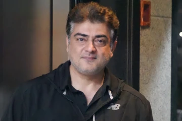 பைக்கில் சாய்ந்தபடி பாலைவனத்தில் ரெஸ்ட் எடுக்கும் தல அஜித்.. இணையத்தில் வைரல்