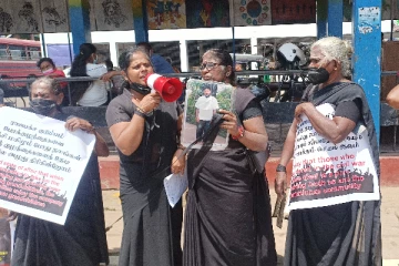 யுத்தம் முடிவடைந்த பின் கையில் ஒப்படைக்கப்பட்டவர்கள் எங்கே? காணாமல் ஆக்கப்பட்டோரது உறவுகள் போராட்டம்