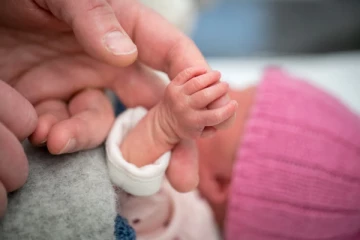 பிறந்து சில மணி நேரங்களே சாலையோரம் கைவிடப்பட்ட குழந்தை