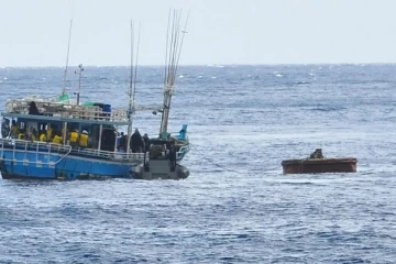கடல் வழியாக வெளிநாடு செல்ல முயற்சித்த குழுவினர் கைது