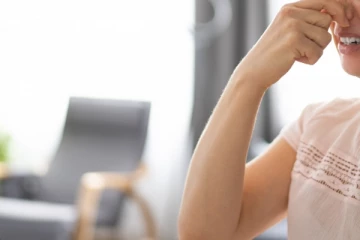 කාන්තාවක් සිටින නිවසකින් දැඩි දුර්ගන්ධයක් හමා ඇවිත් - අසල්වැසියන්ගේ පැමිණිල්ලකට පොලිසිය පැමිණ සෝදිසි කර බලන විට හමු වූ අදහාගත නොහැකි දේ..