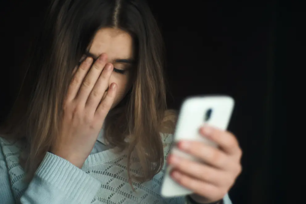 சமூக வலைத்தளங்களில் புகைப்படங்களை வெளியிடும் பெண்களுக்கான அதிர்ச்சி தகவல் | Information Women Who Post Photos On Social Media