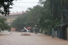 திருகோணமலை மாவட்டத்தில் தாழ் நிலங்கள் வெள்ளத்தில் மூழ்கியுள்ளன..