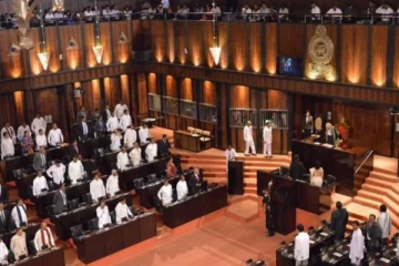 இலங்கை நாடாளுமன்றம் நகைச்சுவையாளர்களால் நிரம்பியுள்ளதா? அரசியல்வாதி தகவல்