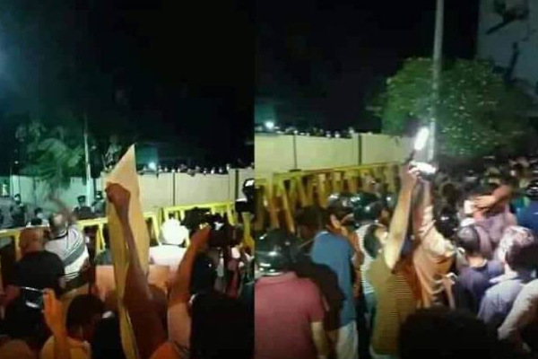 ஆர்ப்பாட்டக்காரர்கள் மீது கண்ணீர் புகைக்குண்டு வீசிய பொலிஸார்! பெரும் பரபரப்பு | Police Smoke Tears On Demonstrators Attack ஆர்ப்பாட்டக்காரர்கள் மீது கண்ணீர் புகைக்குண்டு வீசிய பொலிஸார்! பெரும் பரபரப்பு | Police Smoke Tears On Demonstrators Attack