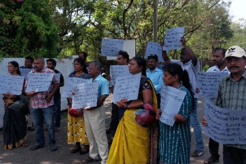 "ஆளுநர் என்ற எலும்புத்துண்டுக்காக தமிழினத்தை விற்காதே" - யாழில் எதிர்ப்பு போராட்டம்