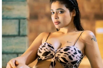 ஈரம் சொட்ட கவர்ச்சி உடையில் போஸ் கொடுத்த தர்ஷா குப்தா