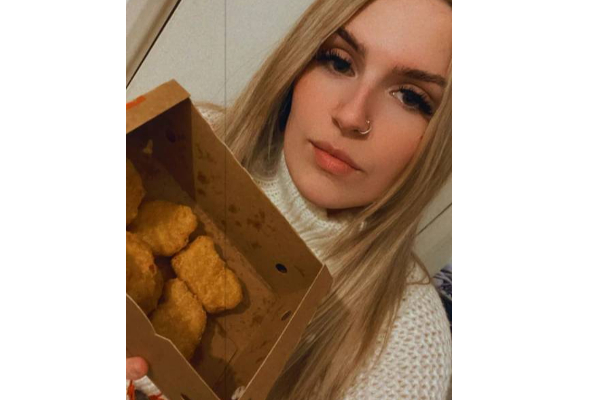 22 வருடமாக சிப்ஸை மட்டுமே சாப்பிட்டு உயிர் வாழும் அதிய பெண் - காரணம் என்ன? | Uk Woman Survives Only Chips Last 22 Years