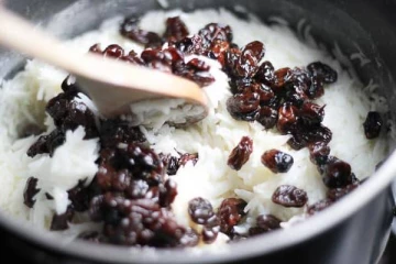 பாலுடன் உலர் திராட்சயை ஊறவைத்து சாப்பிடுவதால் கிடைக்கும் அற்புத பயன்கள் என்னென்ன?