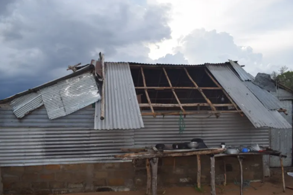 வாகரையில் சுழற்றி அடித்த மினி சூறாவளி; 14 வீடுகள் சேதம் | Mini Cyclone Hits Vagarai 14 Houses Damaged