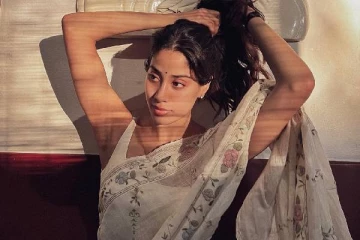 என்ன ஜான்வி கபூர் அணிந்துள்ள புடவையின் விலை இத்தனை லட்சமா? அடேங்கப்பா!