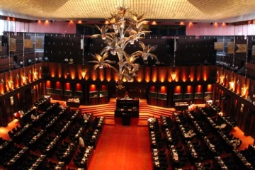 නිමල් ලන්සාට පහරදීමක්?.. මන්ත්‍රීවරයෙක් සභාවෙන් එළියට දමයි..