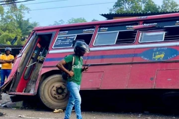 களுத்துறையில் விபத்துக்குள்ளான இ.போ.ச பேருந்து; 13 பேர் வைத்தியசாலையில்