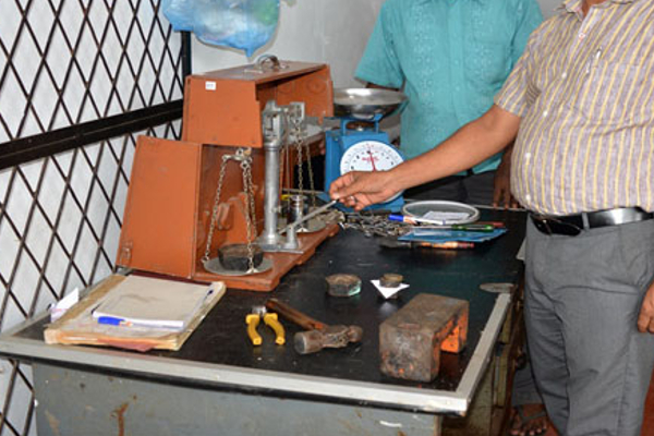 கரைச்சி பகுதி வர்த்தக நிலையங்களின் நிறுவை கருவிகளுக்கு முத்திரையிடும் வேலைத்திட்டம் | Seal For Tools Of Commercial Outlets In Karaichi