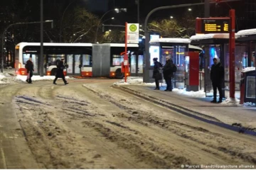 ஜேர்மனியின் பல பகுதிகளுக்கு கரும் பனி எச்சரிக்கை: பள்ளிகளுக்கு விடுமுறை