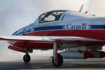 கனடாவில் விமான ஓடு பாதையில் திடீரென தீப்பற்றிக் கொண்ட விமானம்!