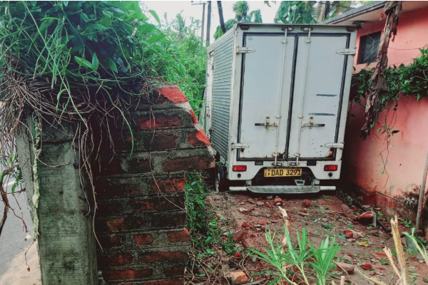 மதிலை உடைத்துக் கொண்டு வீட்டுக்குள் புகுந்த லொறி | Midnight Lorry Accident In Batticaloa மதிலை உடைத்துக் கொண்டு வீட்டுக்குள் புகுந்த லொறி | Midnight Lorry Accident In Batticaloa