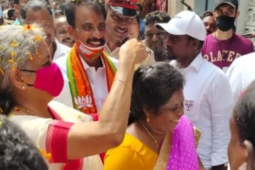 பிரச்சாரத்தின்போது பெண்ணுக்கு தலையில் பூ சூட்டிய நிர்மலா சீதாராமன்
