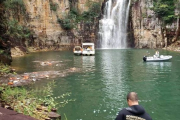சுற்றுலா படகு மீது இடிந்து வீழ்ந்த பாறை! 32 பேருக்கு நேர்ந்த விபரீதம்