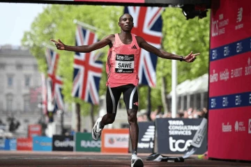 පැය 2ක නොබිඳිය හැකි මැරතන් වාර්තාව සවේ කුඩු පට්ටම් කරයි