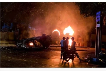 இலங்கை: பொது மற்றும் தனியார் சொத்துக்களை சேதப்படுத்தினால் கண்டதும் சுட்டுத்தள்ளுங்கள் - பாதுகாப்பு அமைச்சகம்