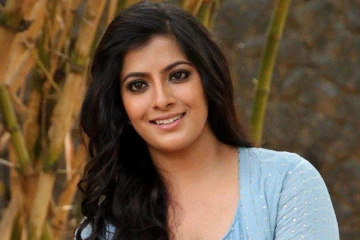 நடிகை வரலக்ஷ்மி சரத்குமாரை கால்களால் மிதி மிதினு மிதித்த பிரபல நடிகர்.. உடைந்த எலும்பு.. இயக்குனர் பாலா செய்த செயல்