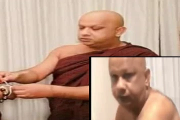 இரு பெண்களுடன் தகாத உறவில் இருந்த பிக்குவை நையப்புடைத்த மக்கள்