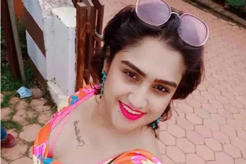 42 வயதில் தொடை தெரியுற மாதிரி கவர்ச்சி உடை தேவையா? வனிதாவை வறுத்தெடுக்கும் நெட்டிசன்ஸ்