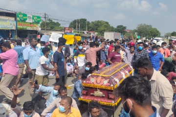 கிளிநொச்சியில் உயிரிழந்தவரின் சடலத்தை வீதியில் வைத்து மக்கள் ஆர்ப்பாட்டம்! (Video)