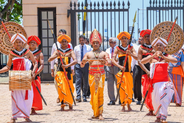 தமிழ், சிங்கள புத்தாண்டு சுபநேரப் பத்திரம் ஜனாதிபதியிடம் கையளிப்பு! | Tamil And Sinhala New Year S