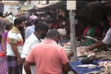 நாளை முதல் தளர்வுகள் இல்லா முழு ஊரடங்கு... அம்பத்தூரில் அலைமோதும் மக்கள் கூட்டம்...