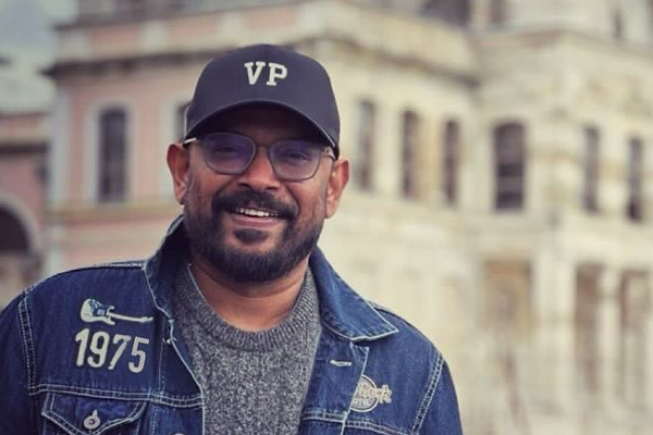 வெங்கட் பிரபு தலையில் கட்டையால் அடித்த தயாரிப்பாளர்! தினமும் இப்படி தான்.. | Venkat Prabhu Release Photo With Goat Producers வெங்கட் பிரபு தலையில் கட்டையால் அடித்த தயாரிப்பாளர்! தினமும் இப்படி தான்.. | Venkat Prabhu Release Photo With Goat Producers