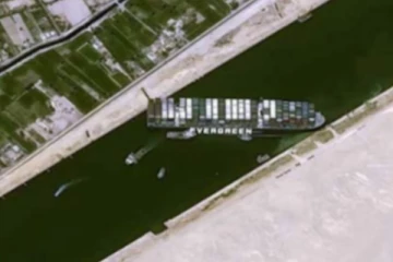 உலகின் மிகப்பெரிய பரபரப்பான கப்பல் பாதையில் சிக்கிக் கொண்ட சரக்குக் கப்பல்!