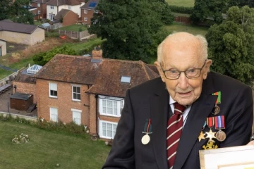 பிரித்தானியாவின் புகழ்பெற்ற கேப்டன் டாம் மூர் வீடு விற்பனை! விலை என்ன தெரியுமா?