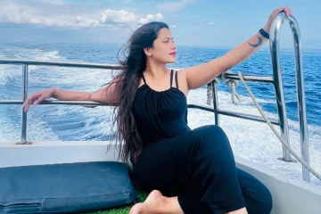 எதிர்நீச்சல் சீரியல் நடிகை மதுமிதா.. நடுக்கடலில் கிளாமர் போஸ்