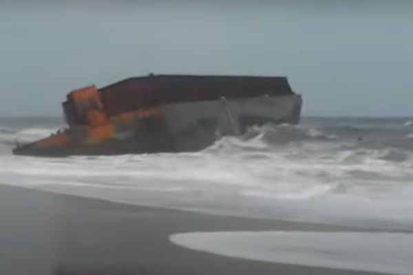 ஹம்பாந்தோட்டையில் கரையொதுங்கிய இந்தோனேசிய கப்பல் | Barge Washes Up On Hambantota Shore