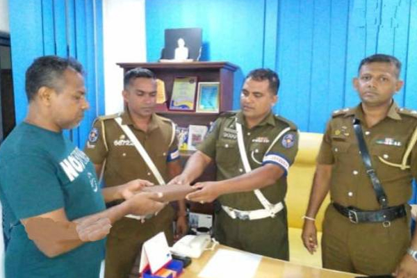 இலங்கை பொதுமக்களை நெகிழ்ச்சியடைய செய்த பொலிஸாரின் செயல்! | Police Made The Sri Lankan Public Resilient Gold