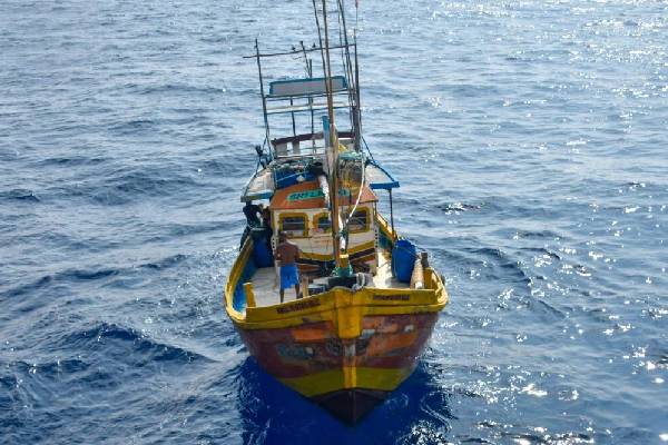 கைவிடப்பட்ட மீன்பிடி படகில் சடலமாக கிடந்த இளம் பெண் | Body Of Young Girl Found In Abandoned Fishing Boat