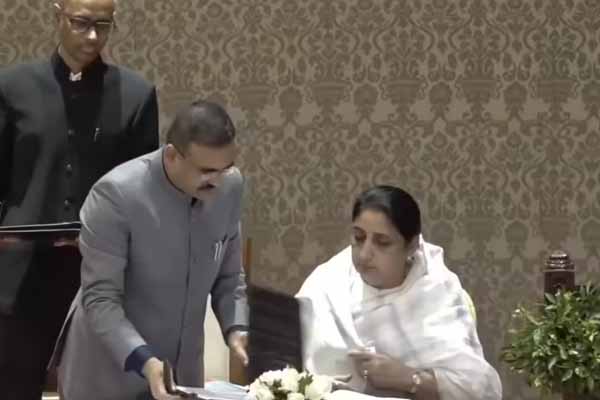 விபத்தில் கணவர் பவார் மரணம்: துணை முதல்வராக பதவியேற்ற மனைவி | Ajit Pawar Wife Oath As Deputy Cm