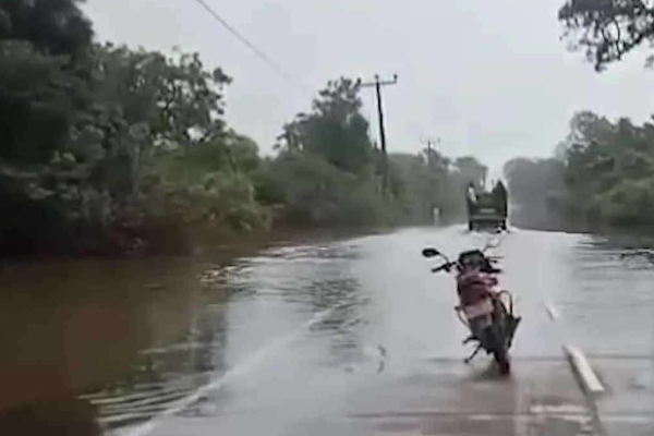 நீரில் மூழ்கிய சுங்காவில–சோமாவதி பாதை | Somawathiya Sungavila Road Submerged In Water